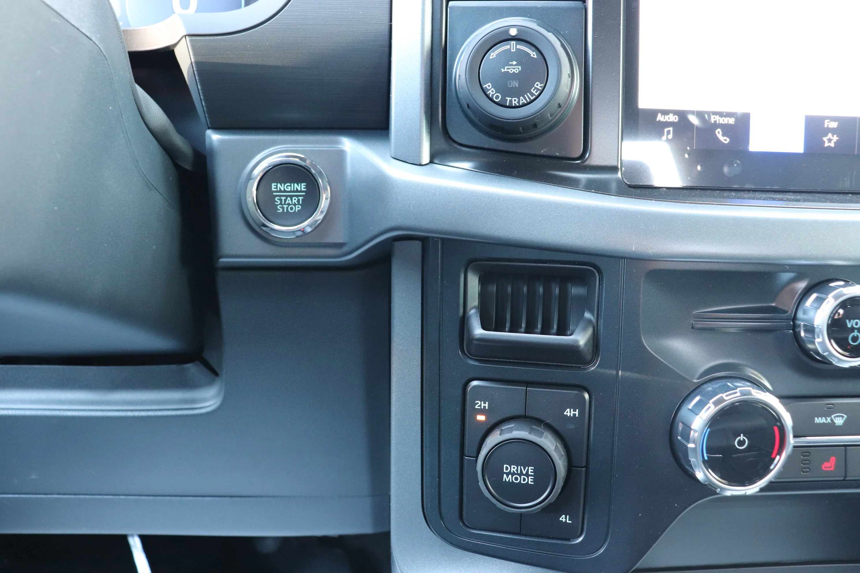 New 2026 CARBONIZED GREY METALLIC Ford XLT image 15