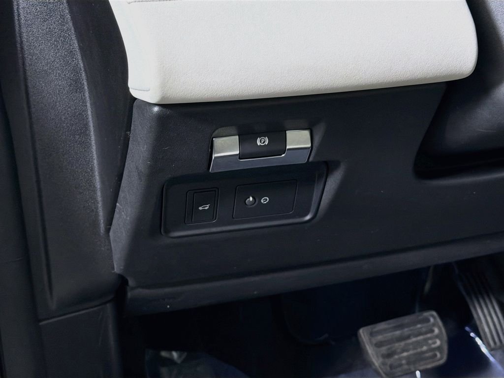 Used 2023 White Land Rover SE image 10