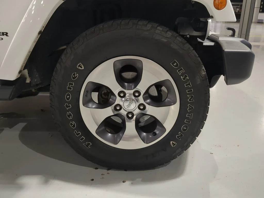 Used 2016 White Jeep Unlimited Sahara image 6