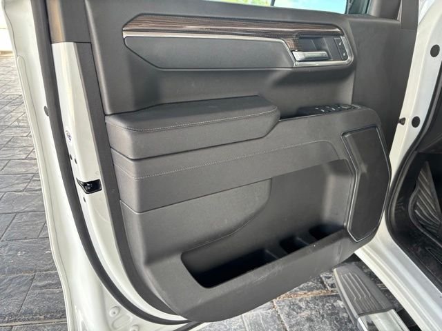 Used 2025 White Chevrolet LT image 9