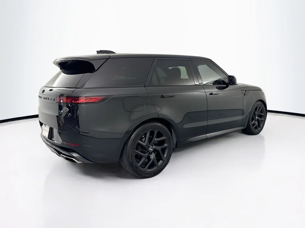 Used 2023 Black Land Rover SE Dynamic image 5