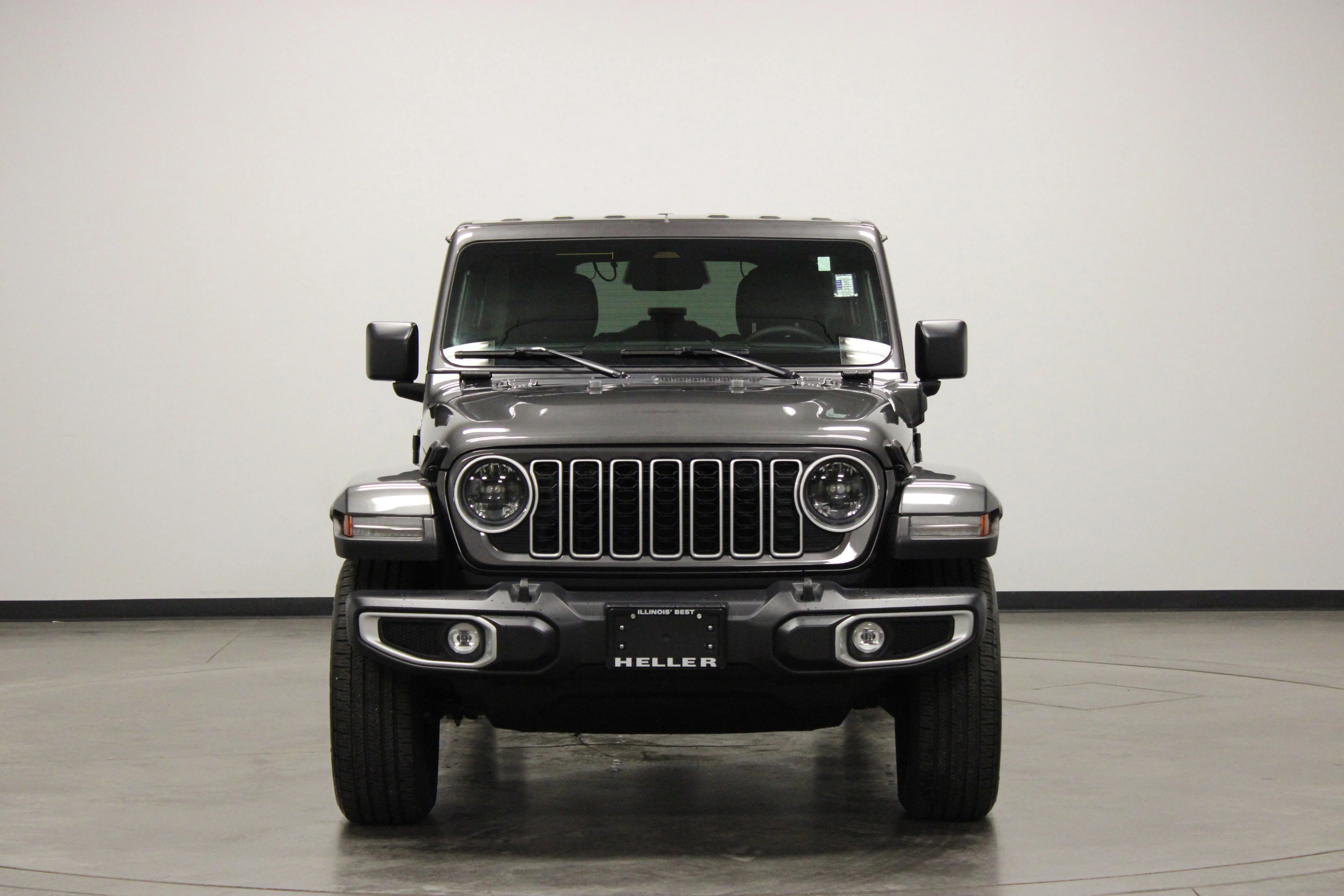 Used 2025 Granite Crystal Metallic Clearcoat Jeep Sahara image 3