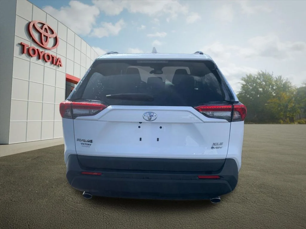 Used 2025 White Toyota XLE image 4