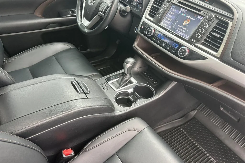 Used 2019 Ooh La La Rouge Mica Toyota XLE image 21