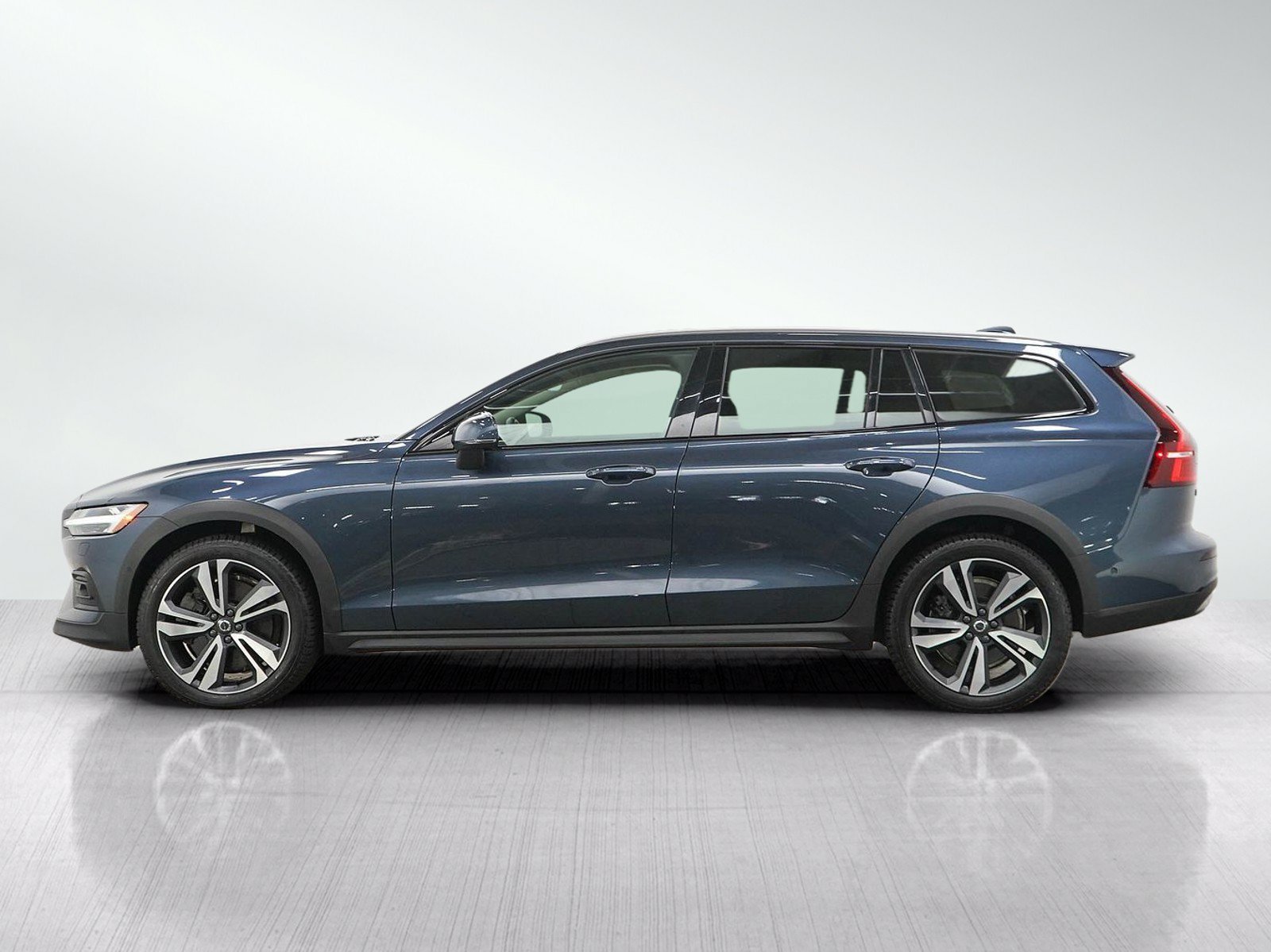 Used 2023 Volvo V60 Cross Country Plus with VIN YV4L12WZ5P2108282 for sale in South Saint Paul, Minnesota