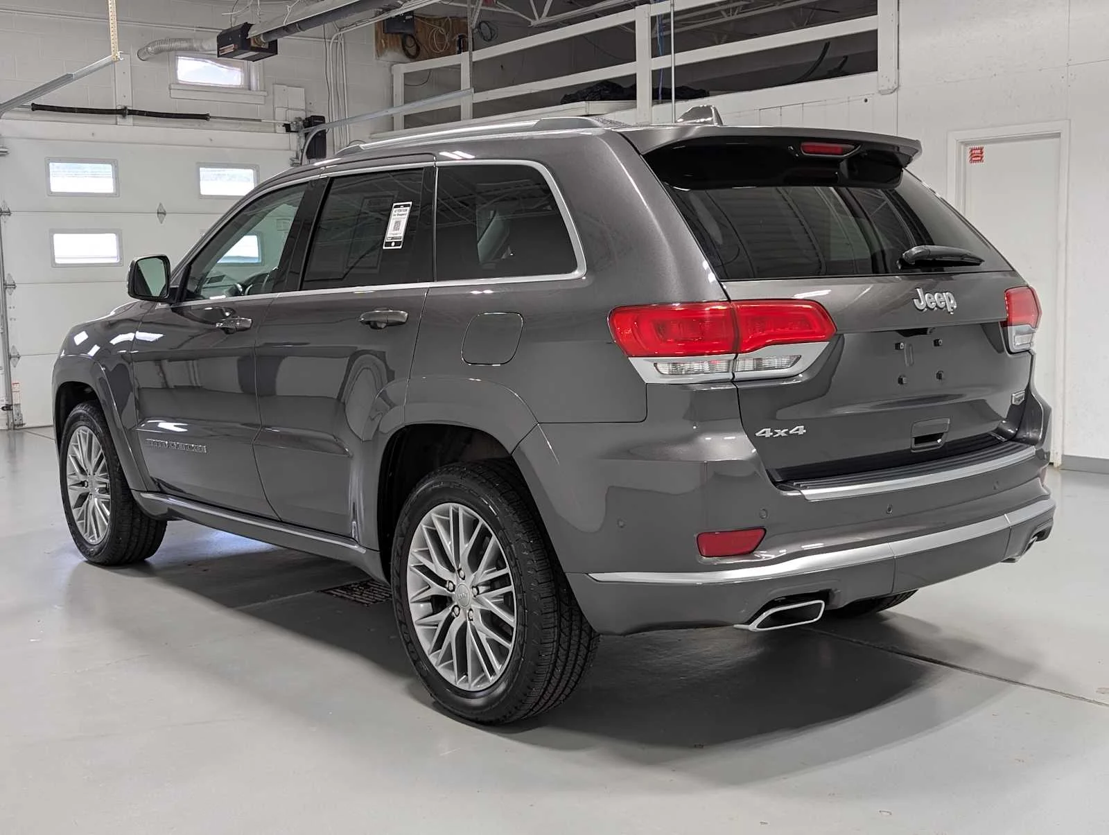 Used 2018 Granite Crystal Metallic Clearcoat Jeep Summit image 11