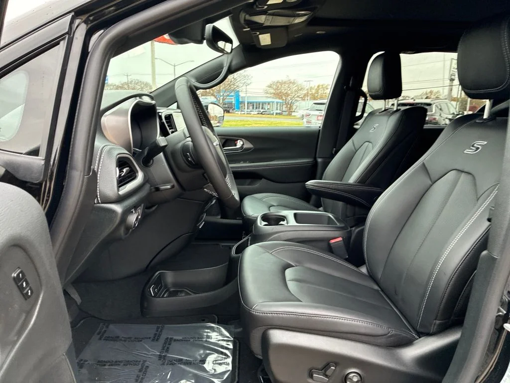 New 2026 Diamond Black Crystal Pearl-Coat Exterior Paint Chrysler Select image 10