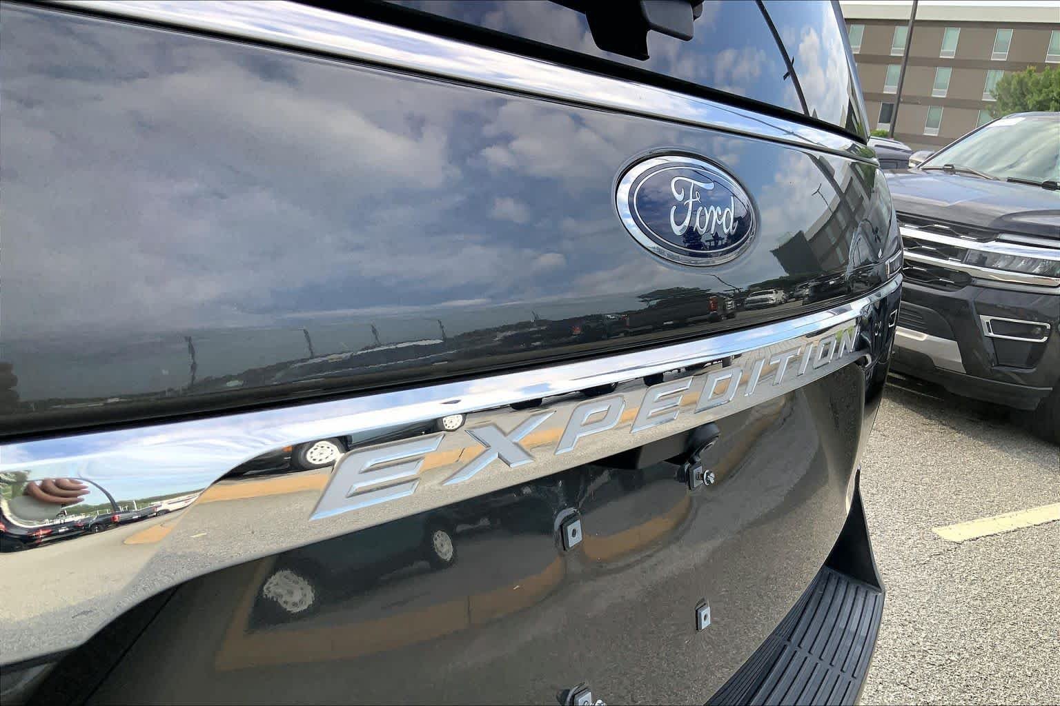 Used 2020 Magnetic Metallic Ford Limited image 30