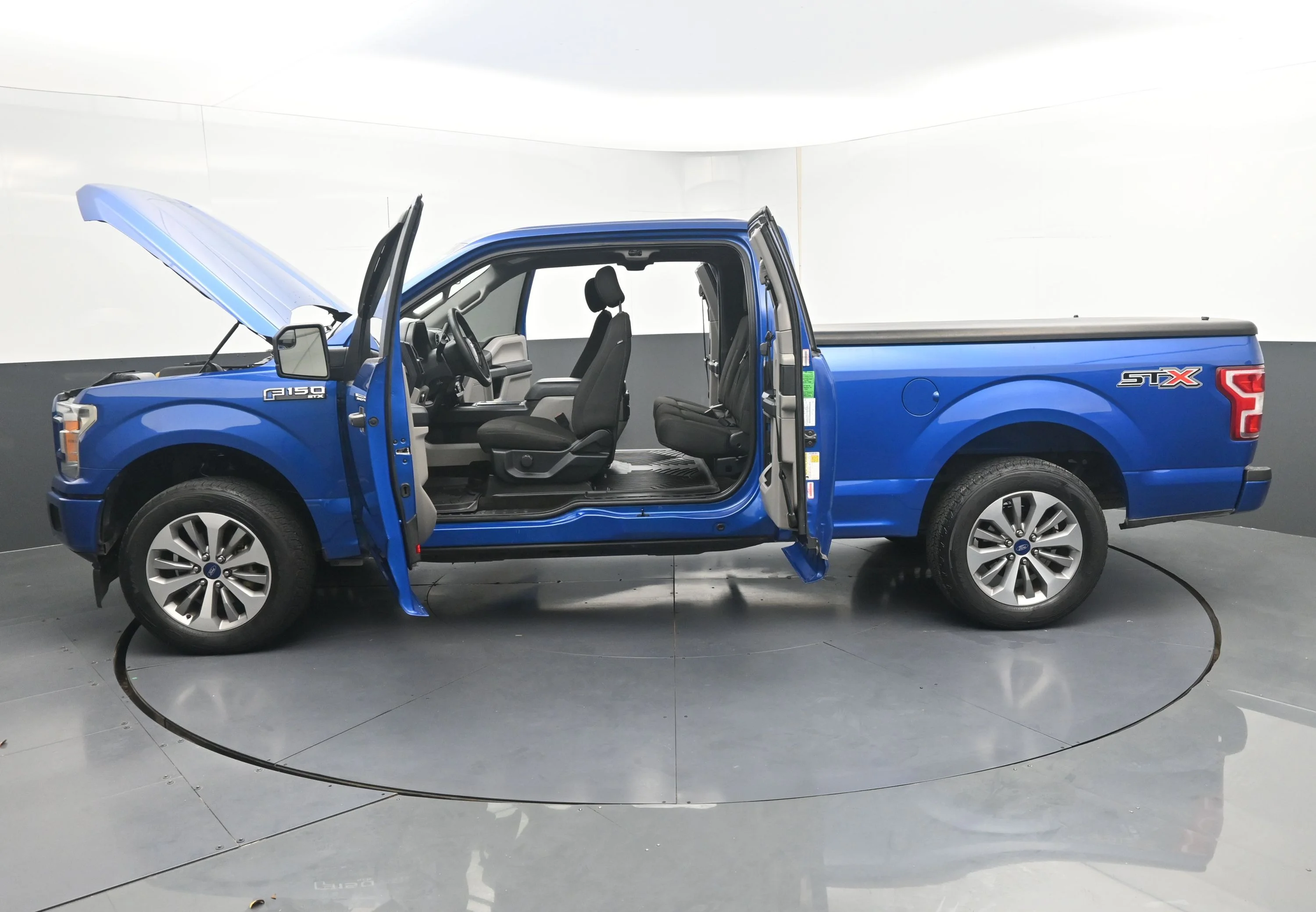Used 2018 Blue Ford XL image 21