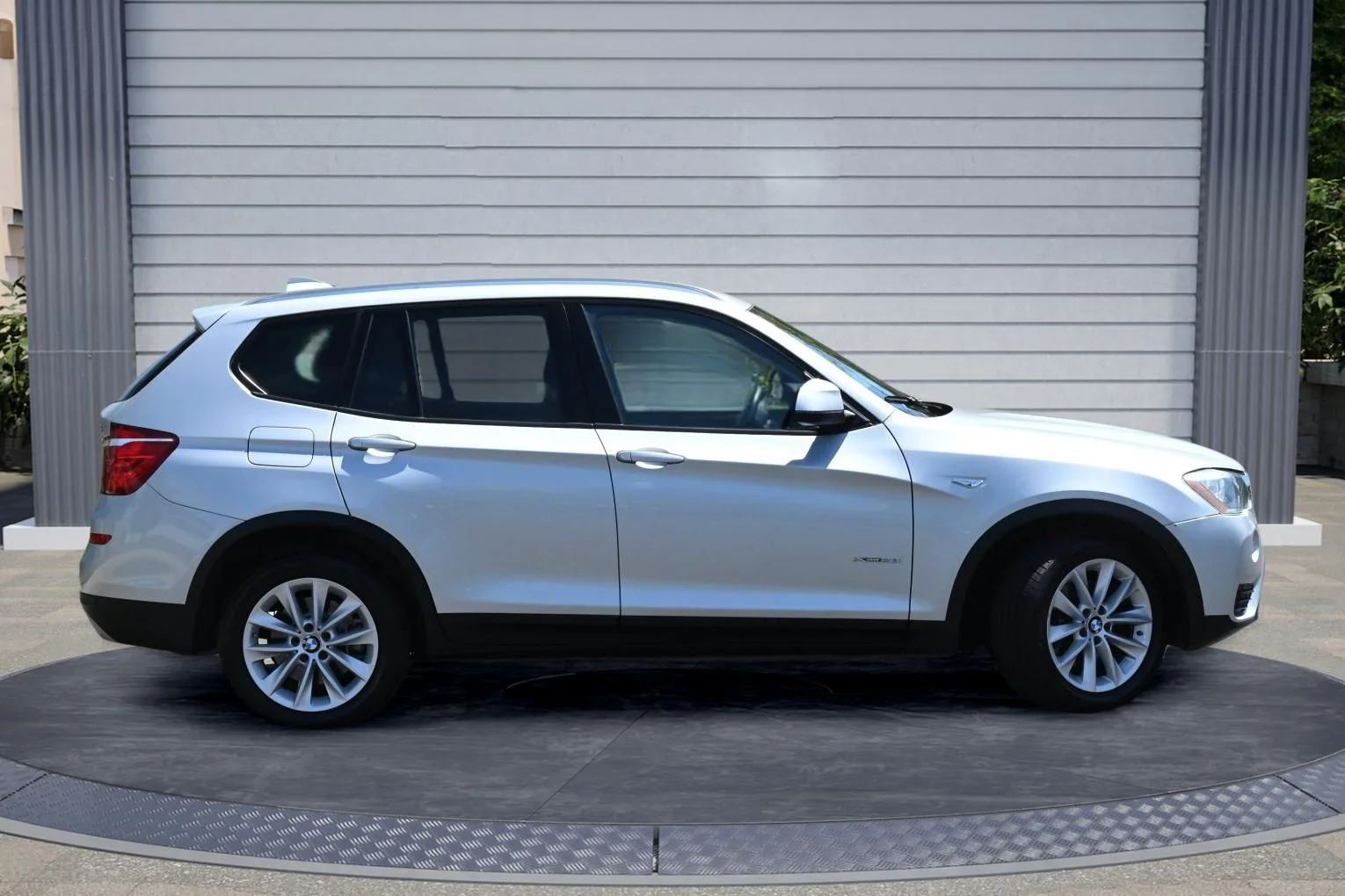 Used 2017 Glacier Silver Metallic BMW xDrive28i image 3