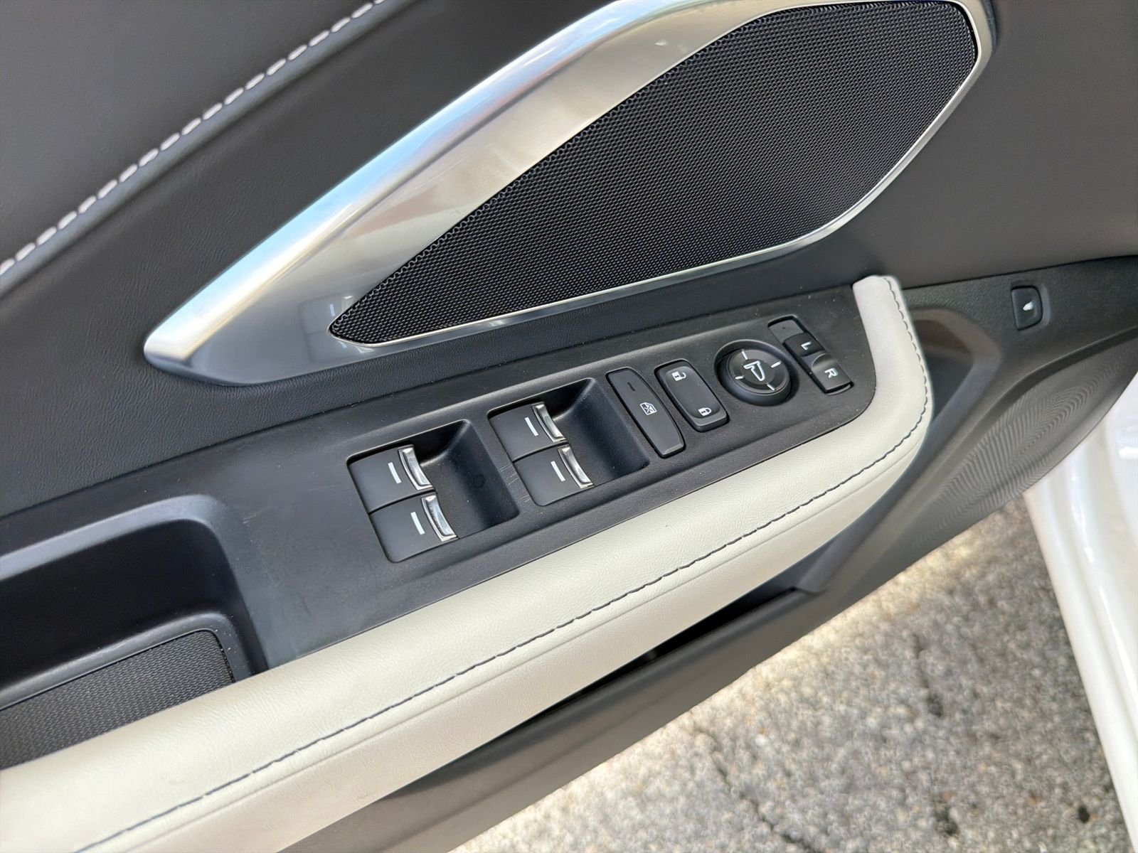 Certified Used 2025 Platinum White Acura Base image 30