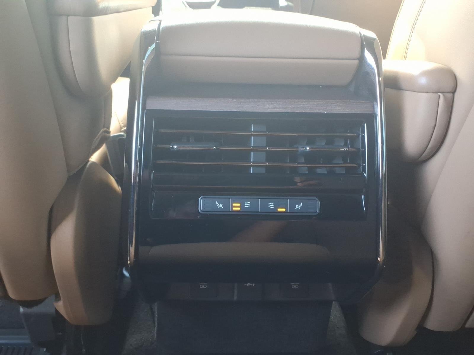 Used 2024 Fuji White Land Rover SE image 17