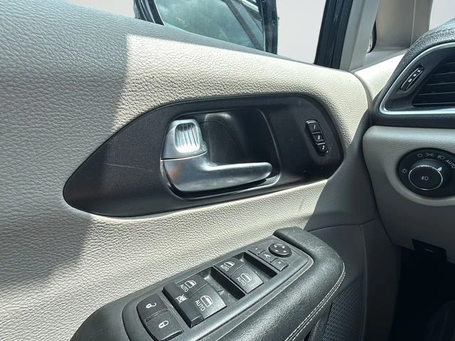 Used 2020 Black Chrysler Limited image 17