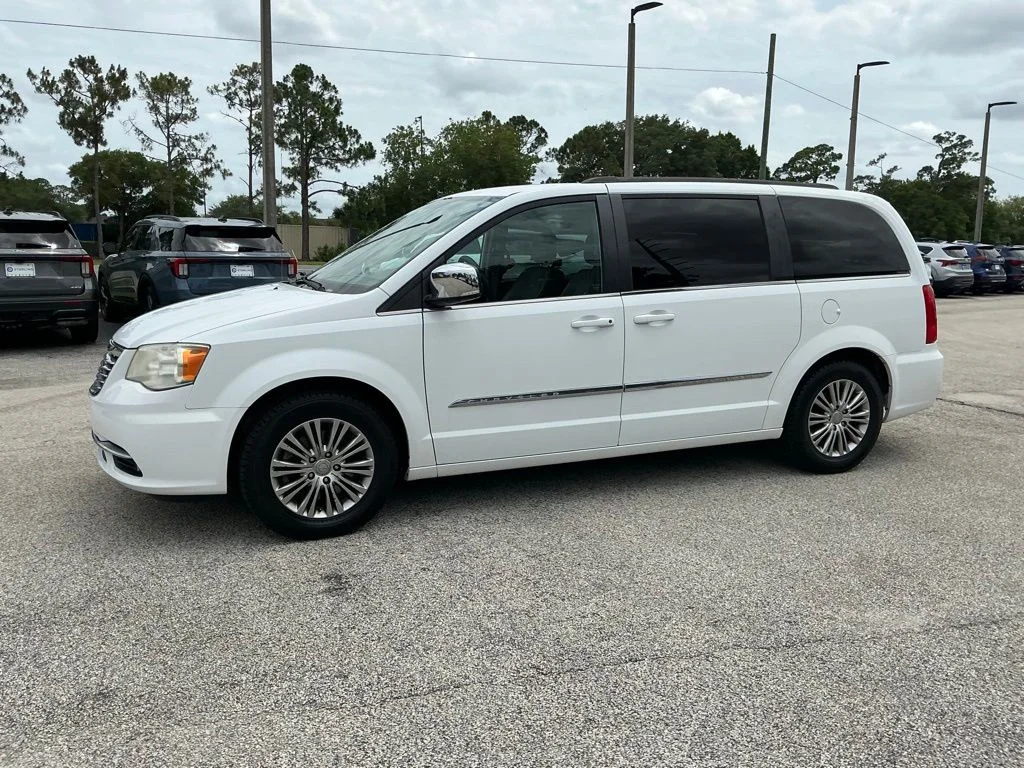 Used 2014 White Chrysler Touring-L image 3