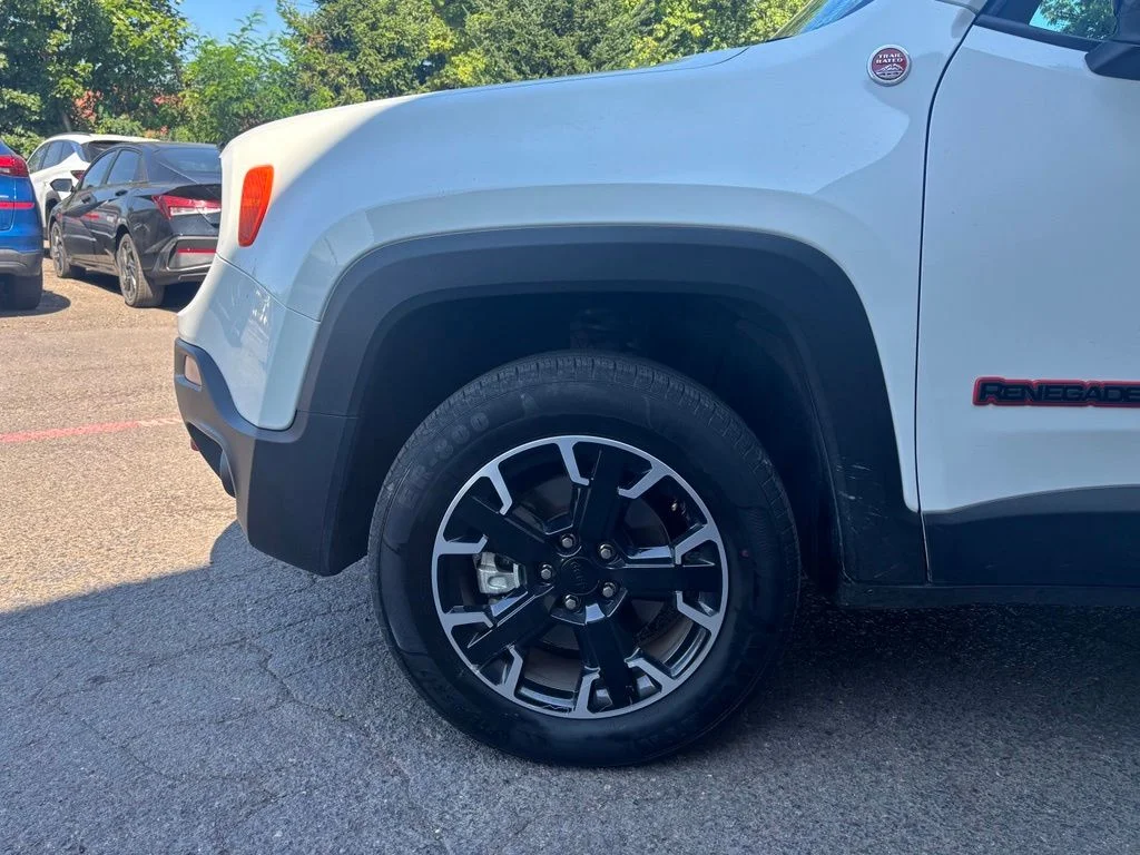 Used 2023 Alpine White Clearcoat Jeep Trailhawk image 11