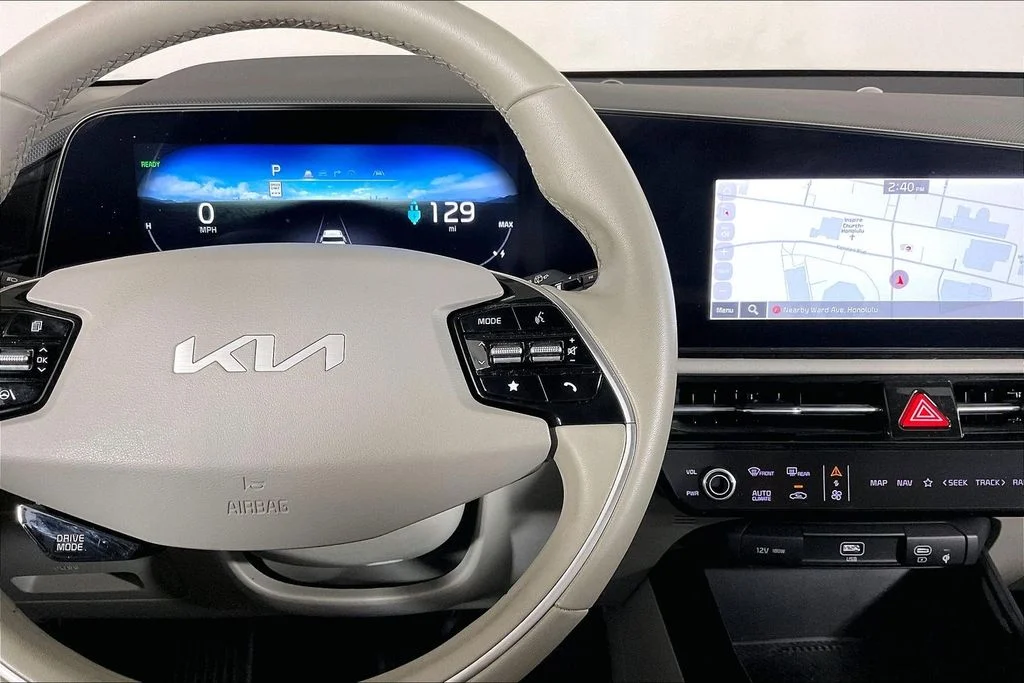 Used 2023 White Kia Wind image 19