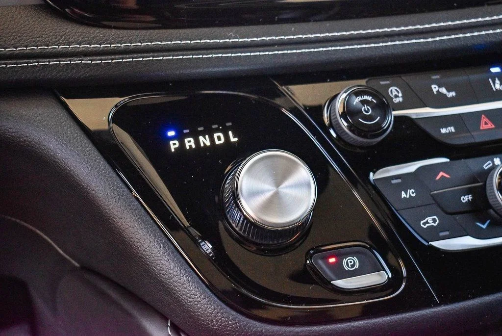 New 2026 Diamond Black Crystal Pearl-Coat Exterior Paint Chrysler Limited image 14