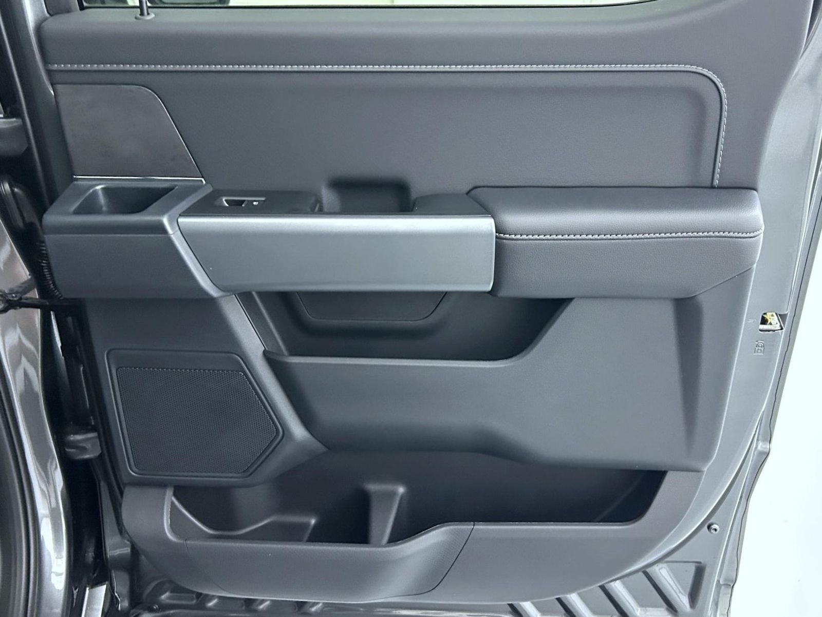 New 2026 Carbonized Gray Metallic Ford XLT image 17