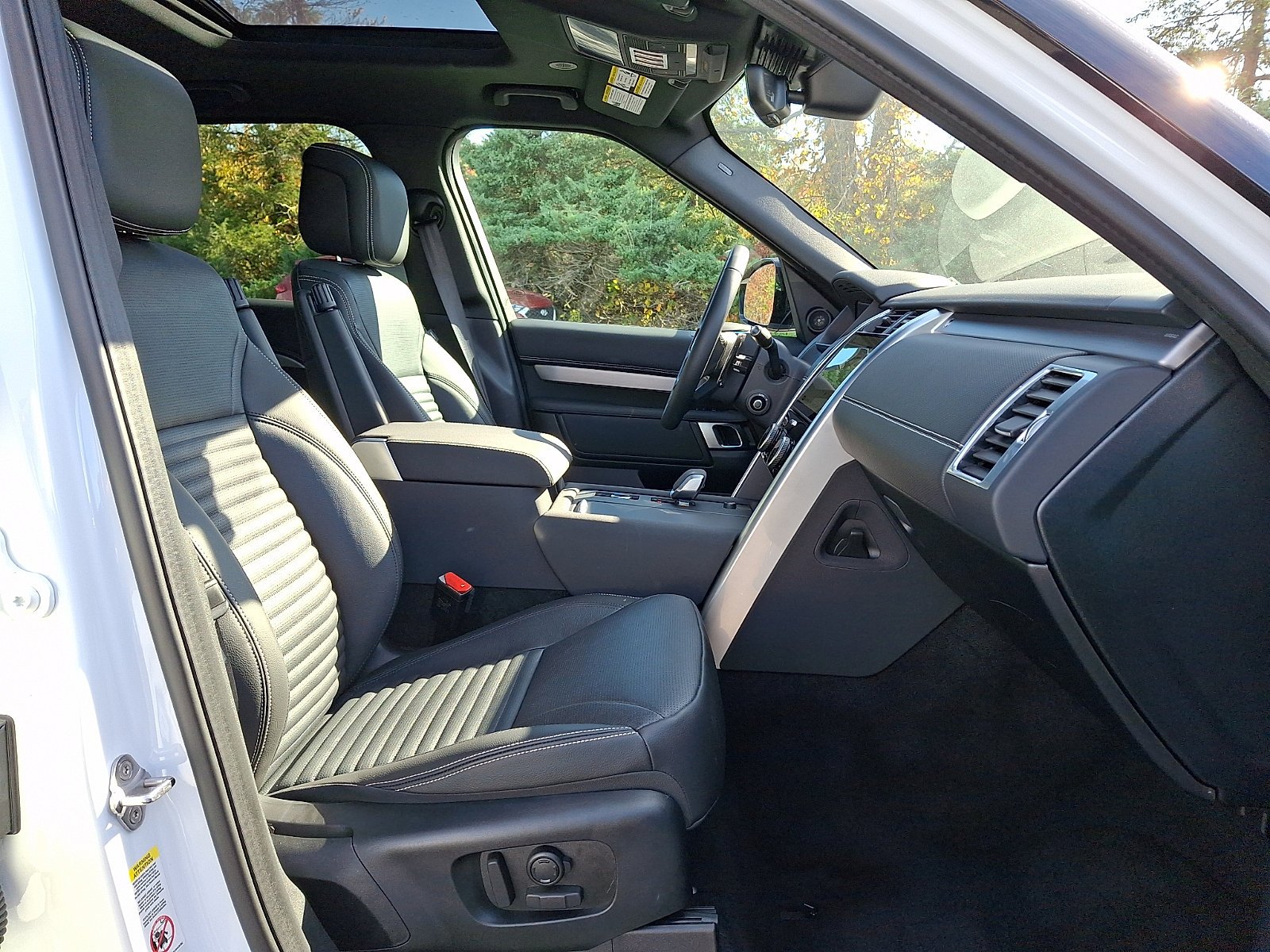 Used 2025 Fuji White   1Aa Land Rover Dynamic SE image 24