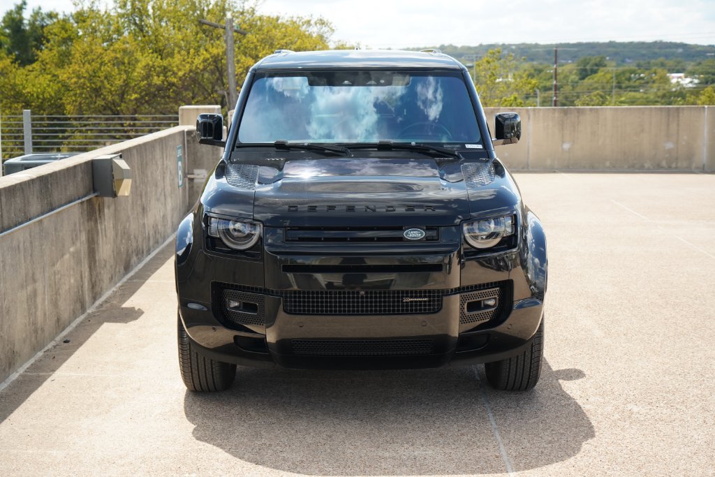 Used 2022  Land Rover X-Dynamic SE image 4