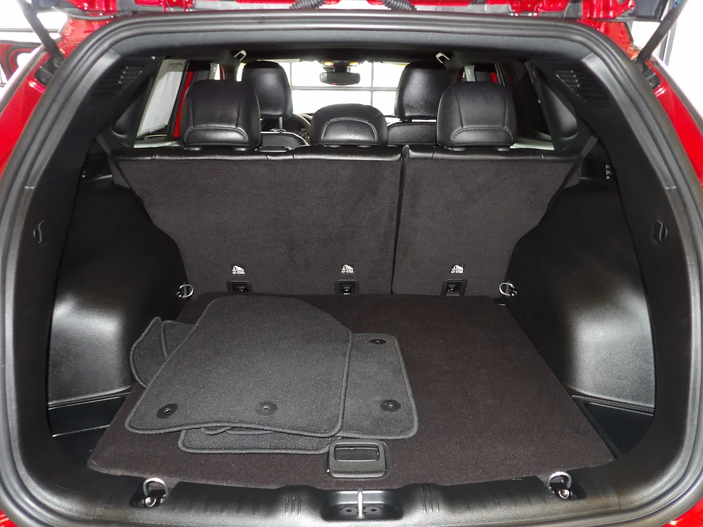 Used 2025 Red Hot Pearl Coat Jeep Limited image 18