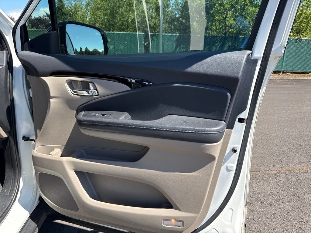 Used 2019 White Diamond Pearl Honda Elite image 27