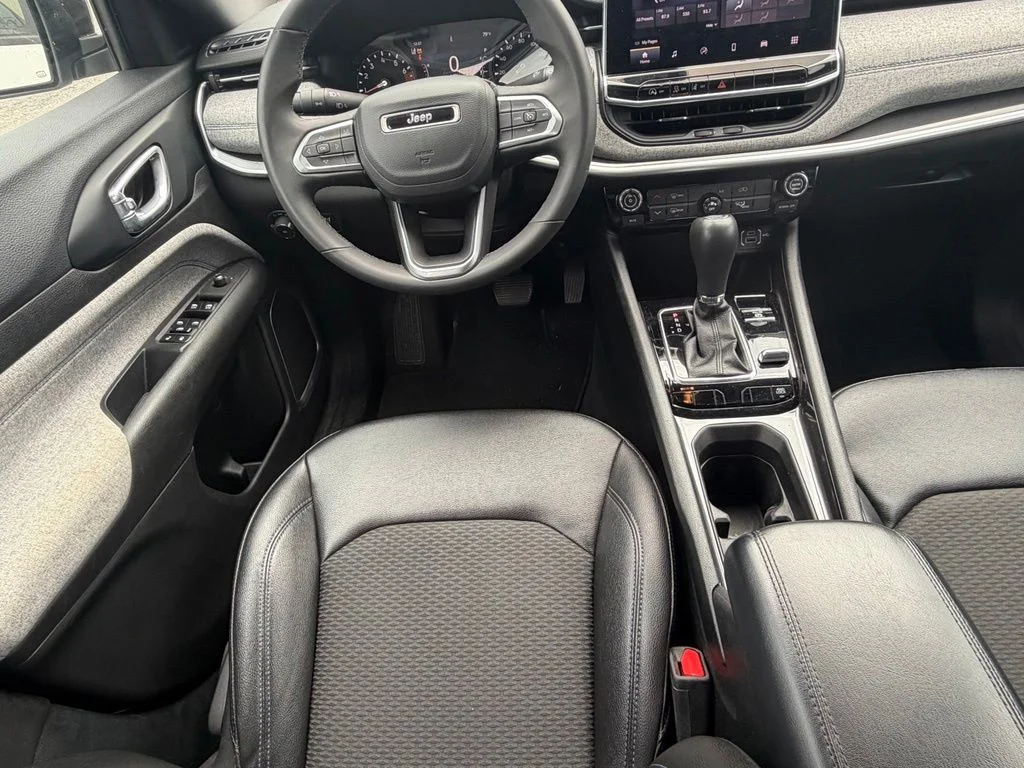 Used 2024 White Jeep Latitude image 10