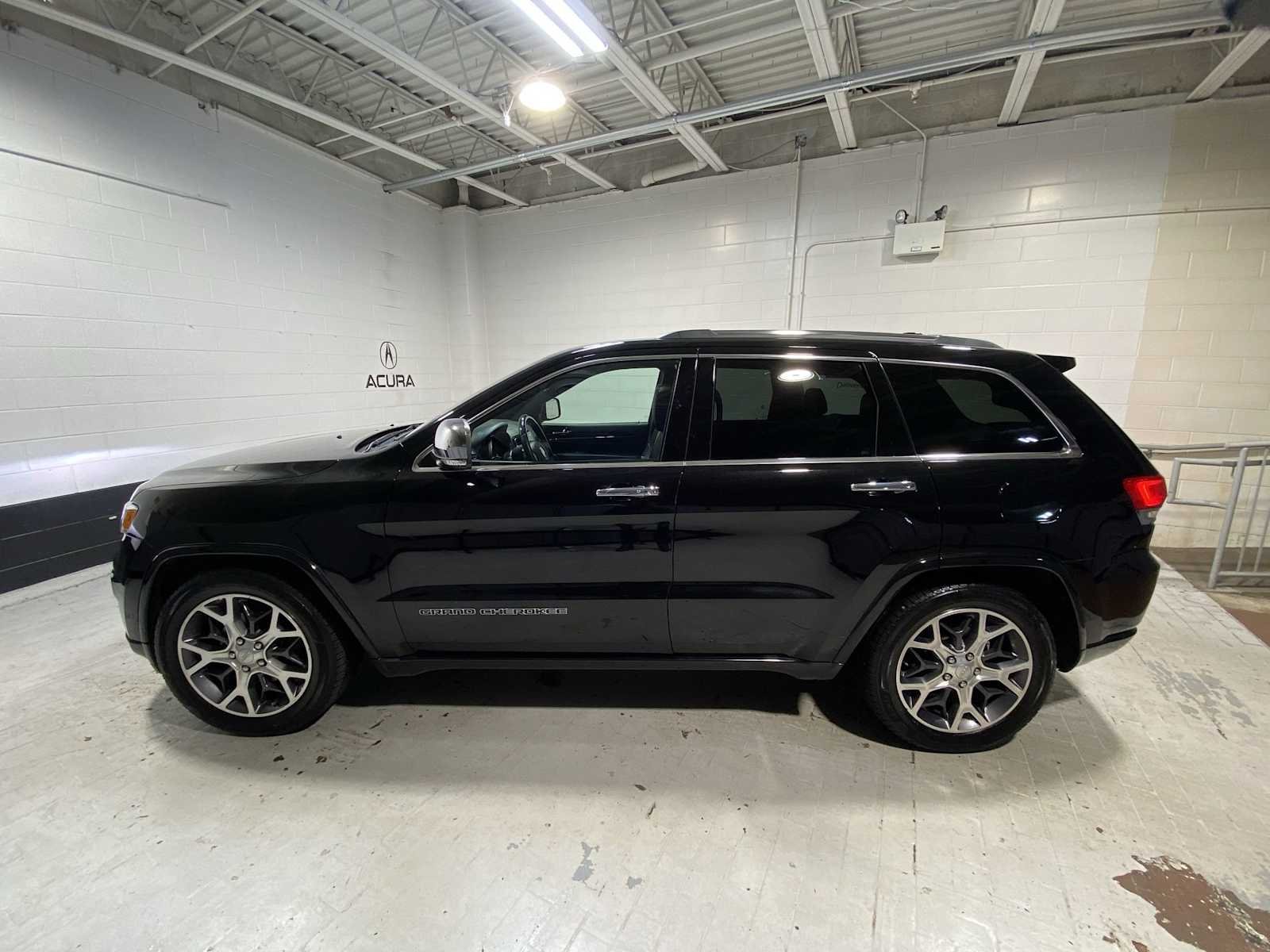 Used 2019 Diamond Black Crystal Pearlcoat Jeep Overland image 3