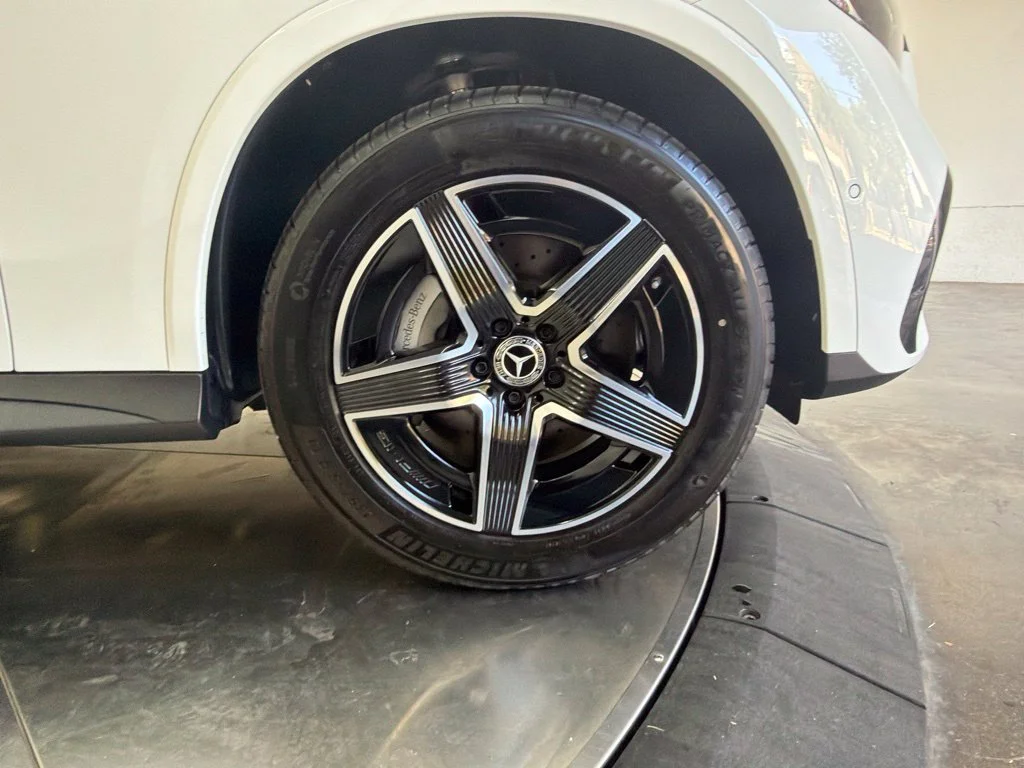 New 2027 White Mercedes-Benz GLC 300 image 9