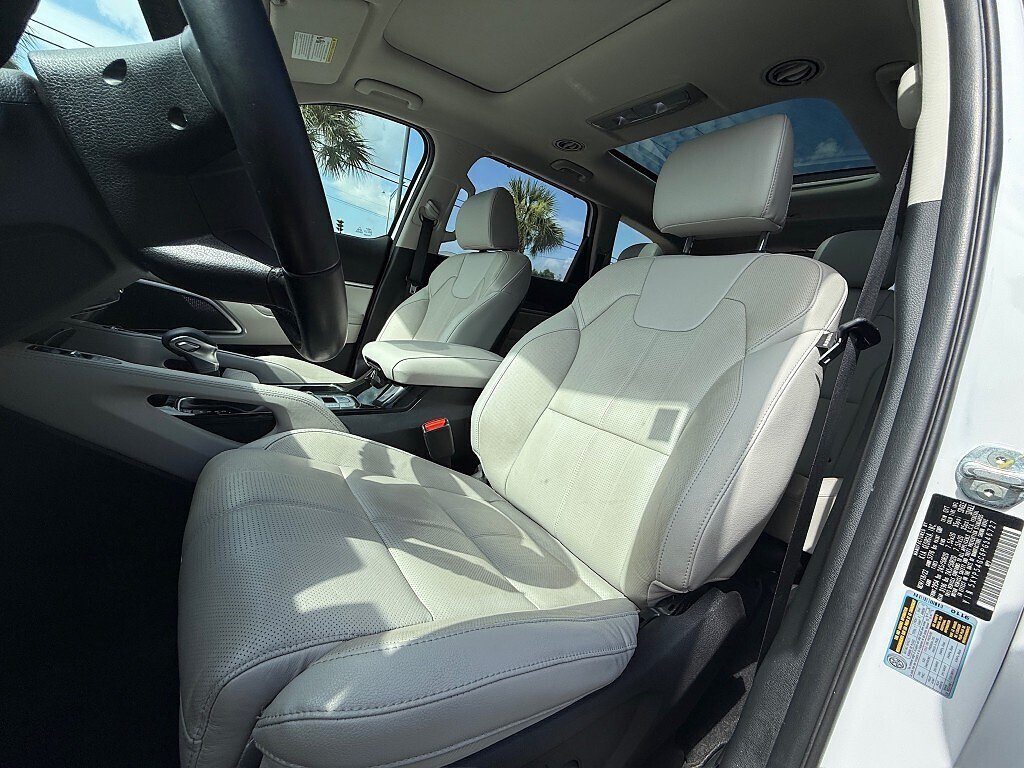 Used 2023 Glacial White Pearl Kia SX image 8
