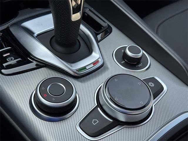 New 2025 Vulcano Black Metallic Exterior Paint Alfa Romeo  image 17