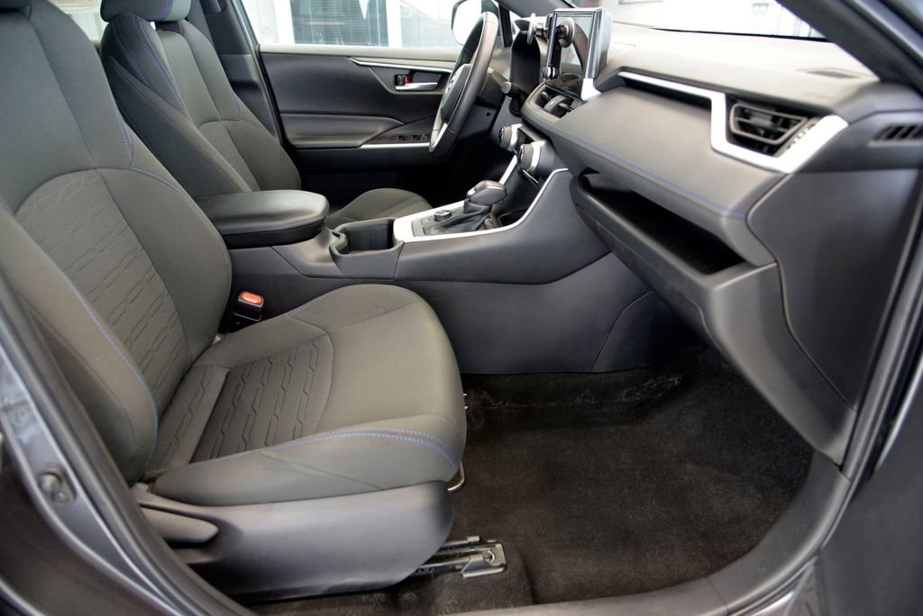 2023 Toyota RAV4 SE - Photo 30
