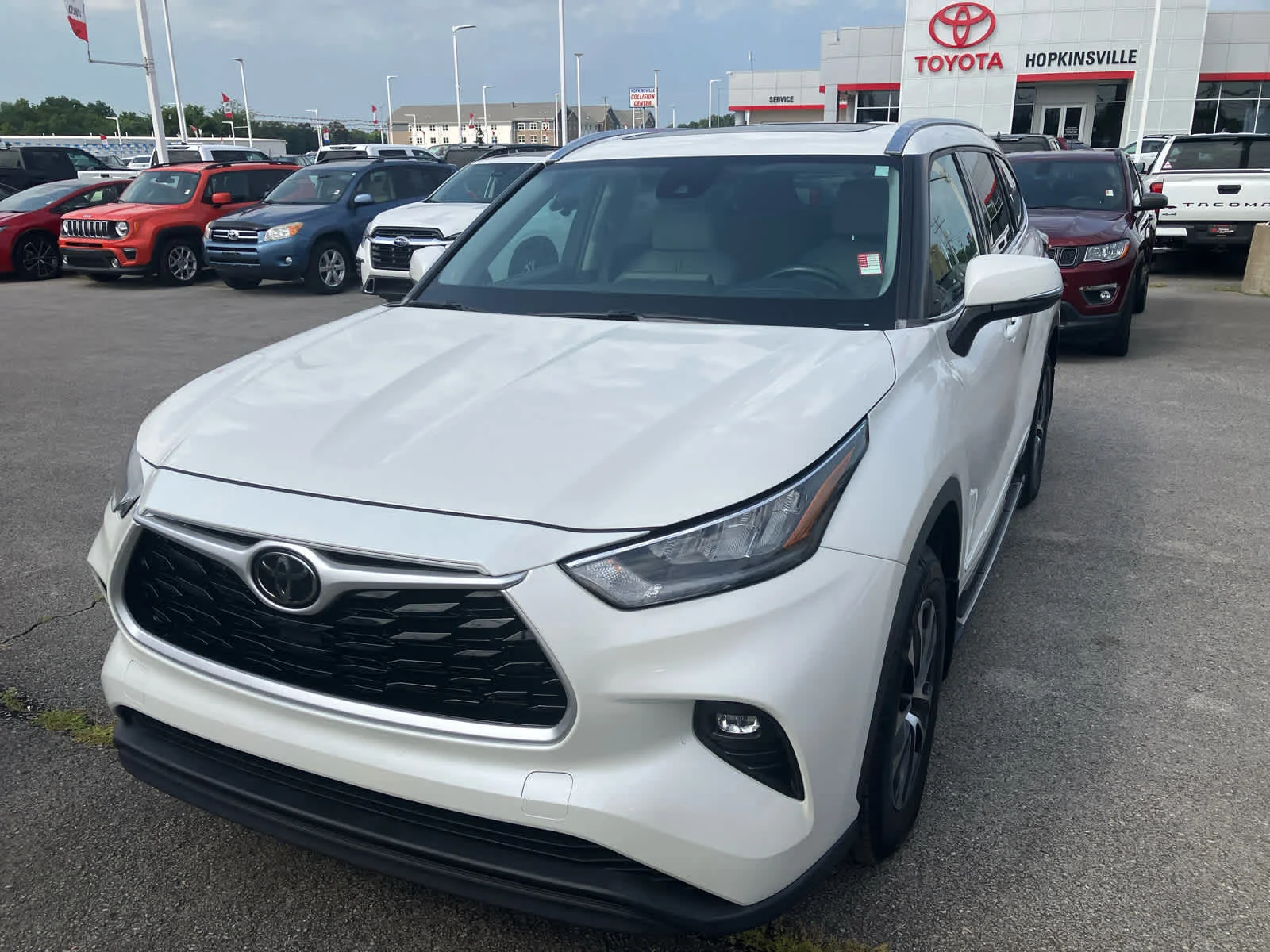Used 2020 Blizzard Pearl Toyota XLE image 3