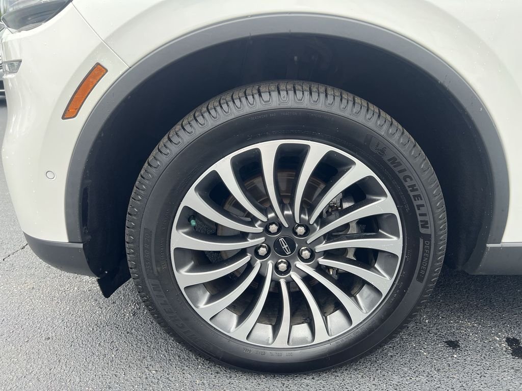 Used 2021 White Lincoln Reserve image 16