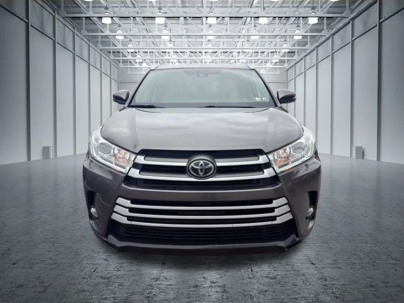 Used 2018 Silver Toyota XLE image 2