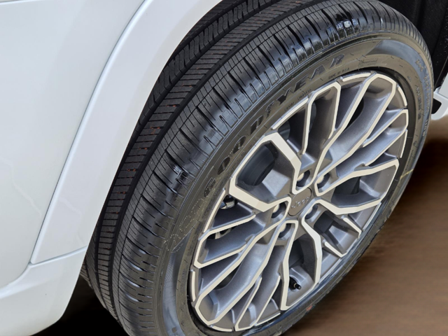 New 2026 Bright White Clear-Coat Exterior Paint Jeep Summit image 29