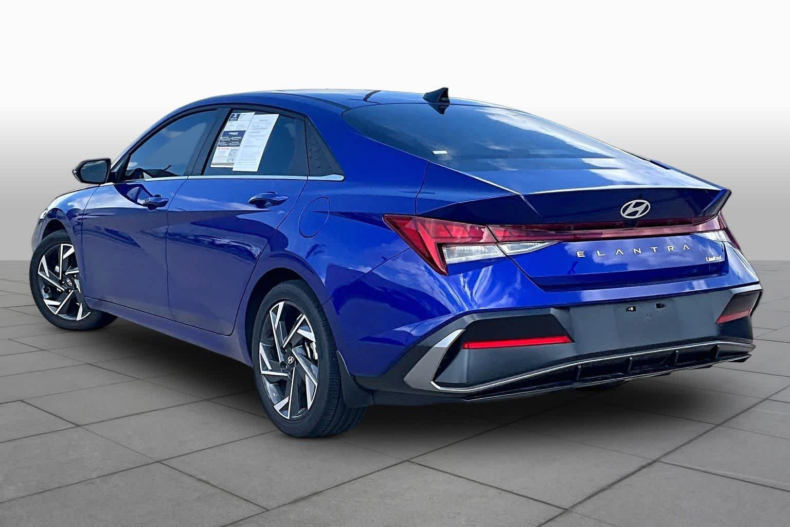 2025 Hyundai Elantra Limited - Photo 11