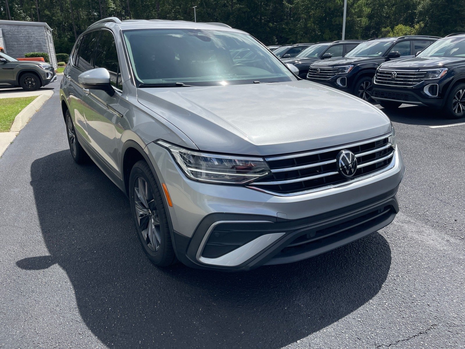 Used 2023 Pyrite Silver Metallic K2k2 Volkswagen SE image 3