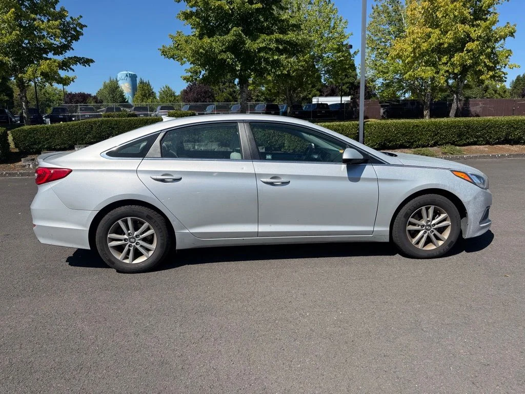 Used 2017 Silver Hyundai Base image 8