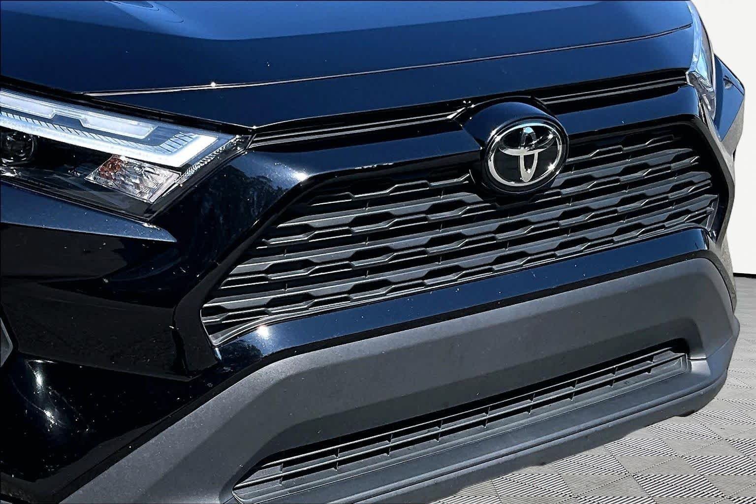 Used 2025 Midnight Black Metallic Toyota XLE image 30