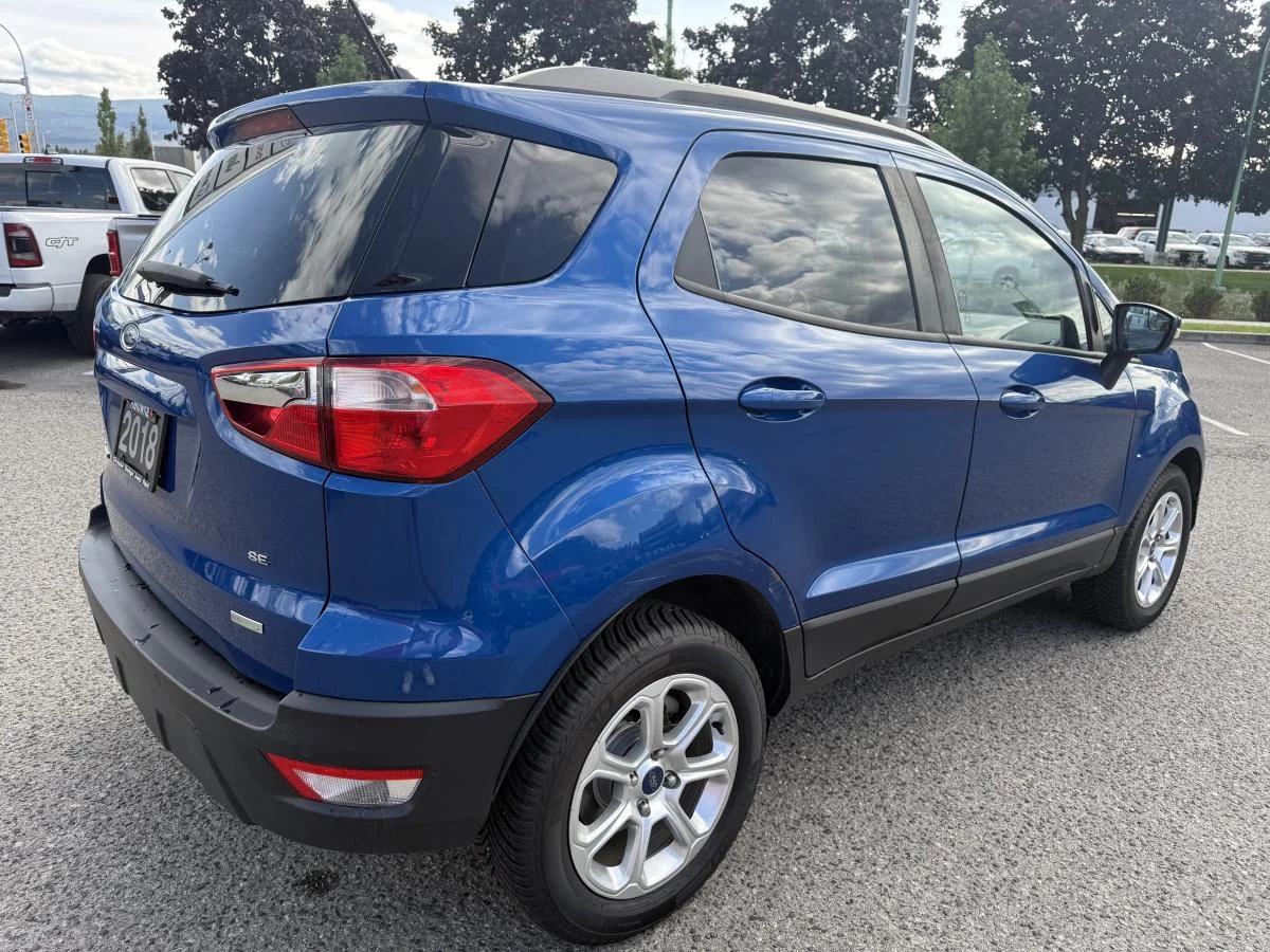 Used 2018 Blue Ford SE image 8