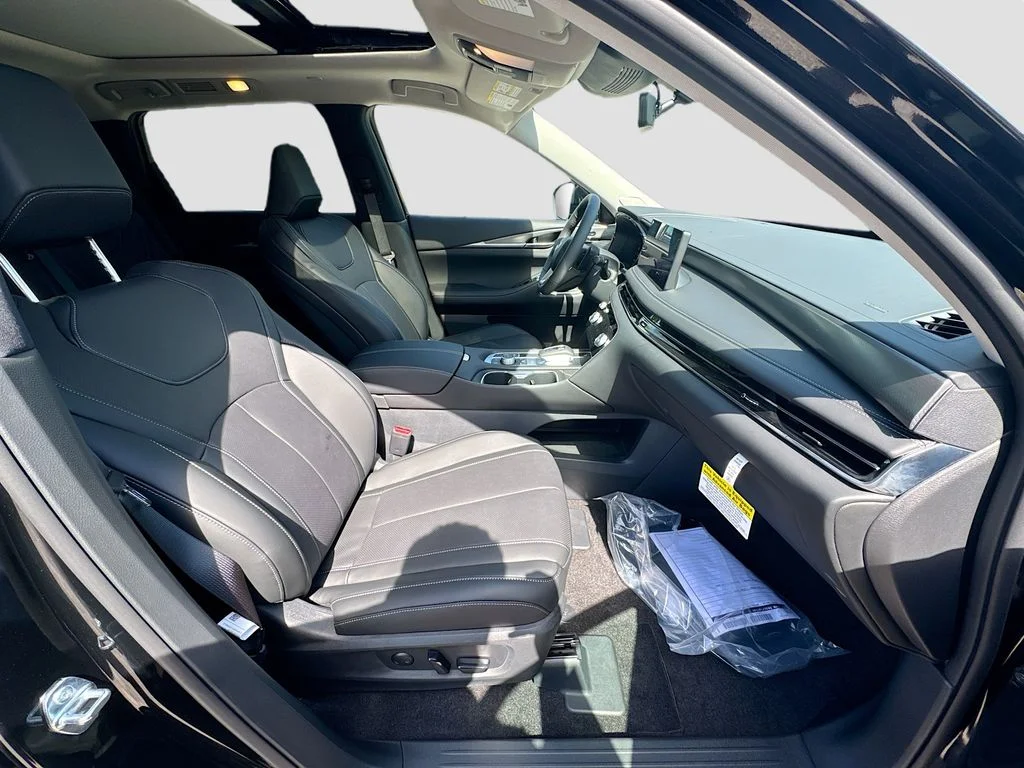 Used 2027 Black INFINITI LUXE image 32