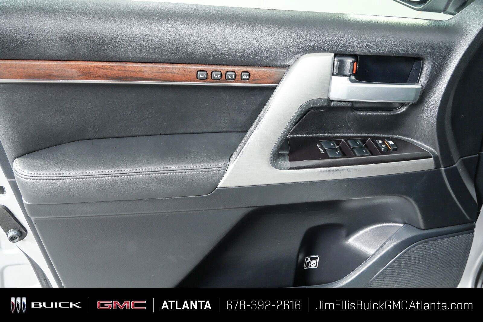 Used 2017 Classic Silver Metallic Toyota Base image 7