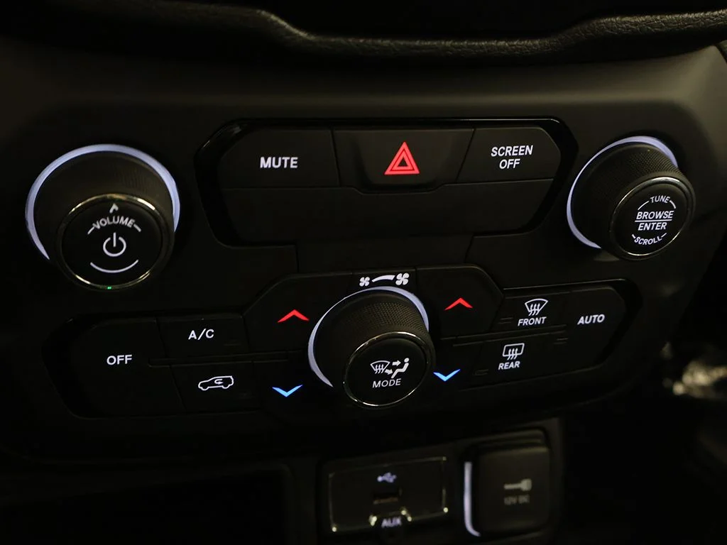 Used 2020 Red Jeep Latitude image 36