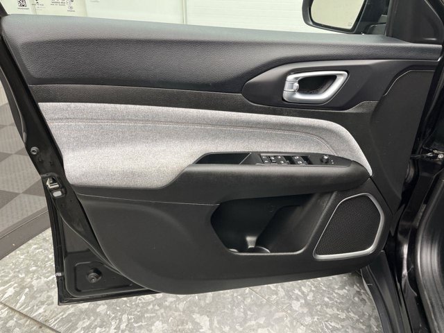 Used 2022 Diamond Black Crystal Pearlcoat Jeep Latitude Lux image 6
