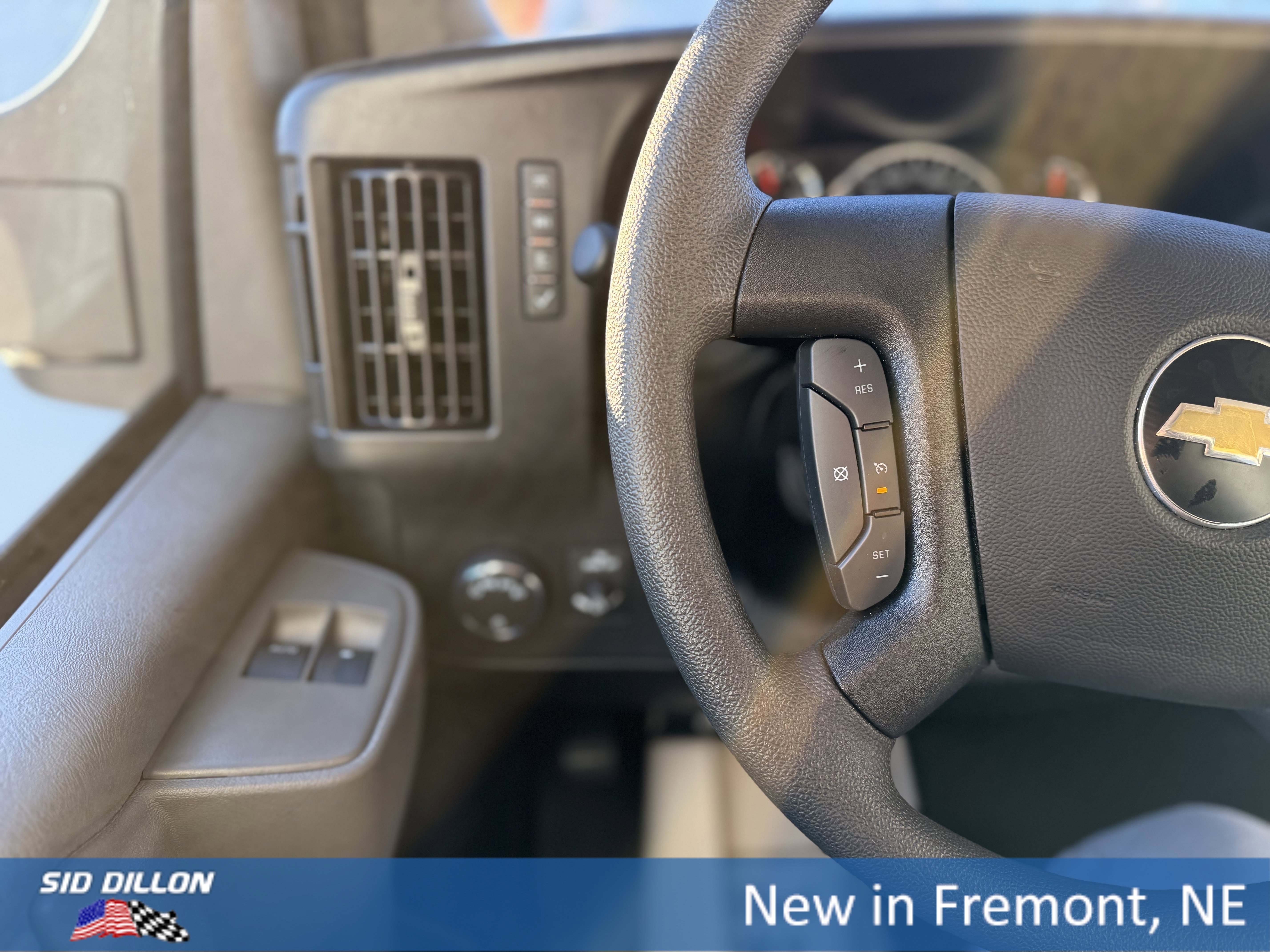 New 2025 Summit White Chevrolet Work Van image 4