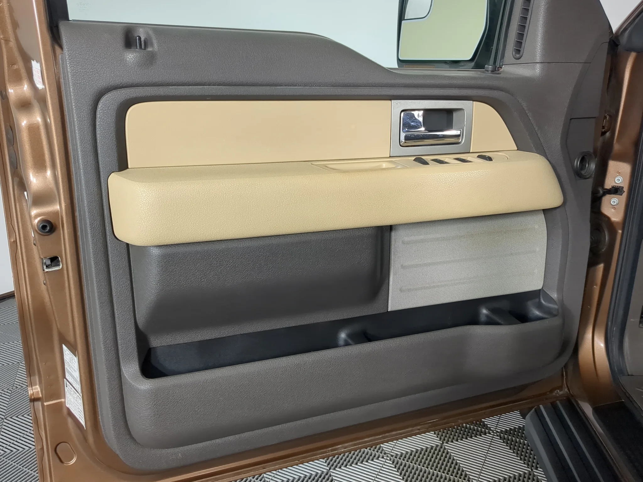Used 2011 Golden Bronze Metallic Ford XLT image 12