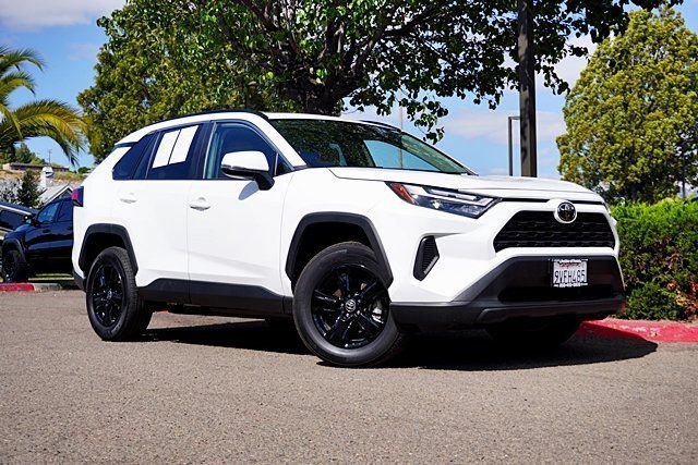 Used 2025 White Toyota XLE image 1