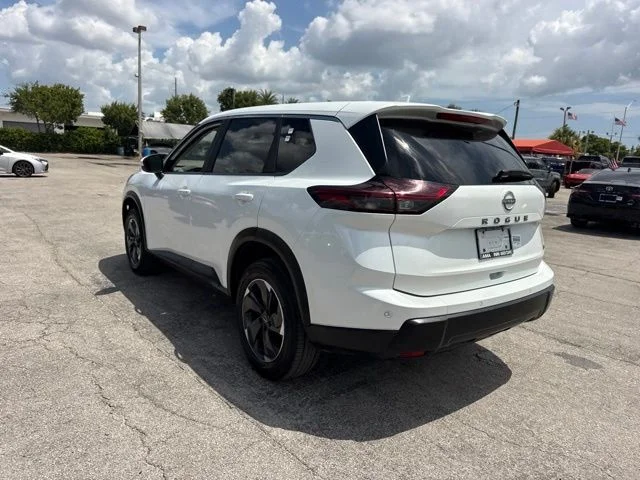 Used 2025 White Nissan SV image 5