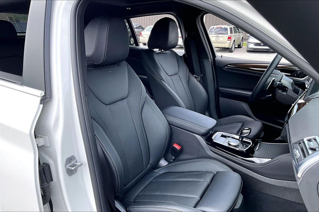 Used 2025 White BMW xDrive30i image 29